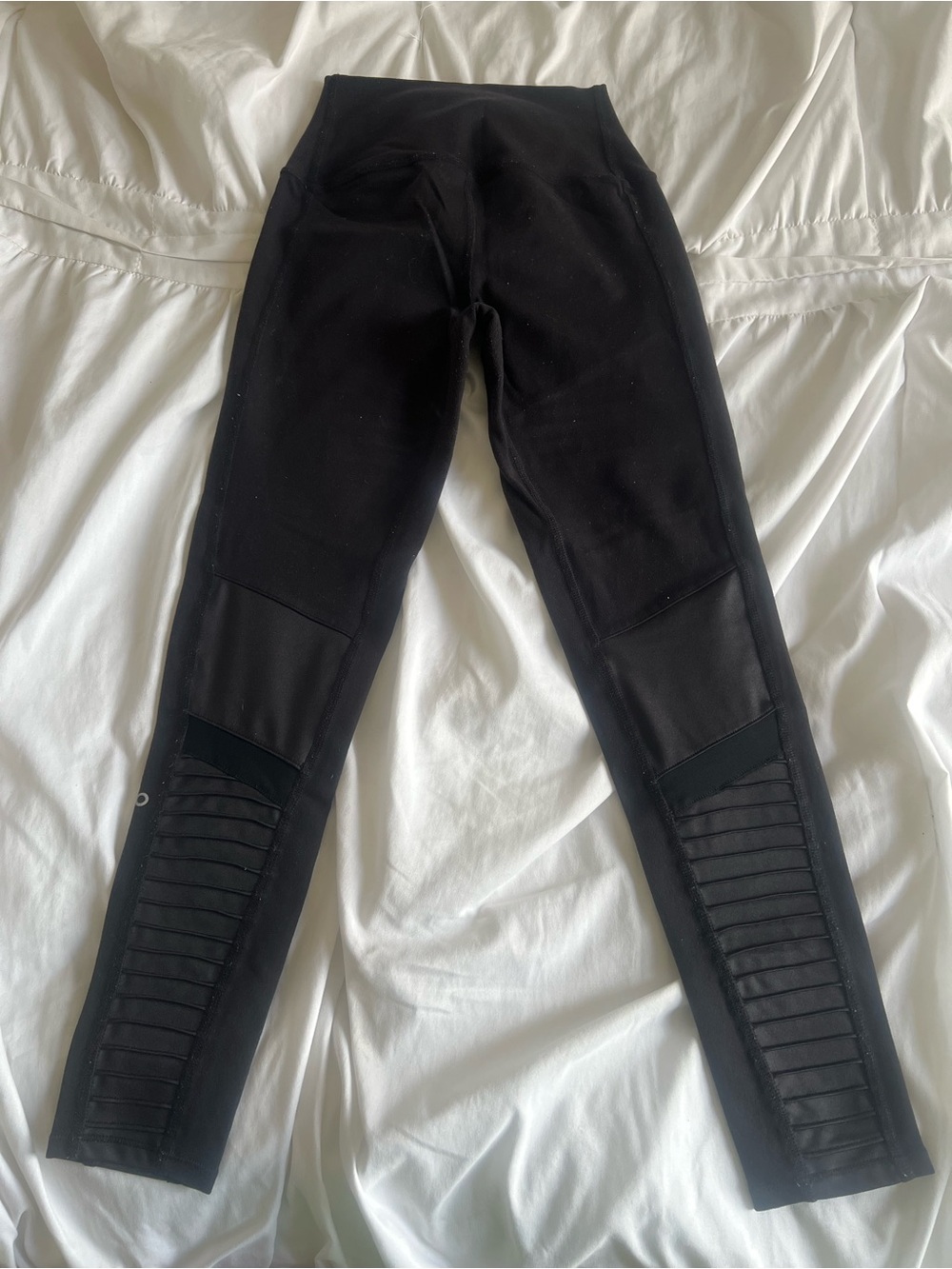 ALO Yoga Black Leggings - Picture 5 of 8